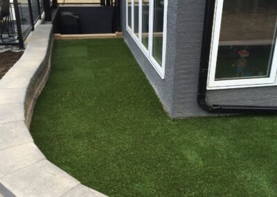 Retaining wall with turf